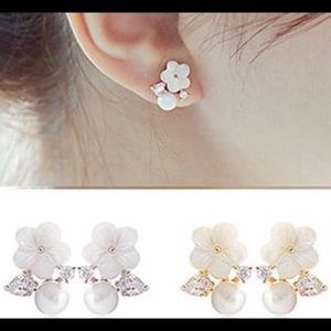 ELEGANT DAISY FLOWER STUD EARRINGS